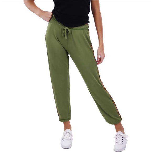 Anthropologie Pants - ANTHROPOLOGIE MARONIE
ANIMAL PRINT COMFY ANKLE PANTS